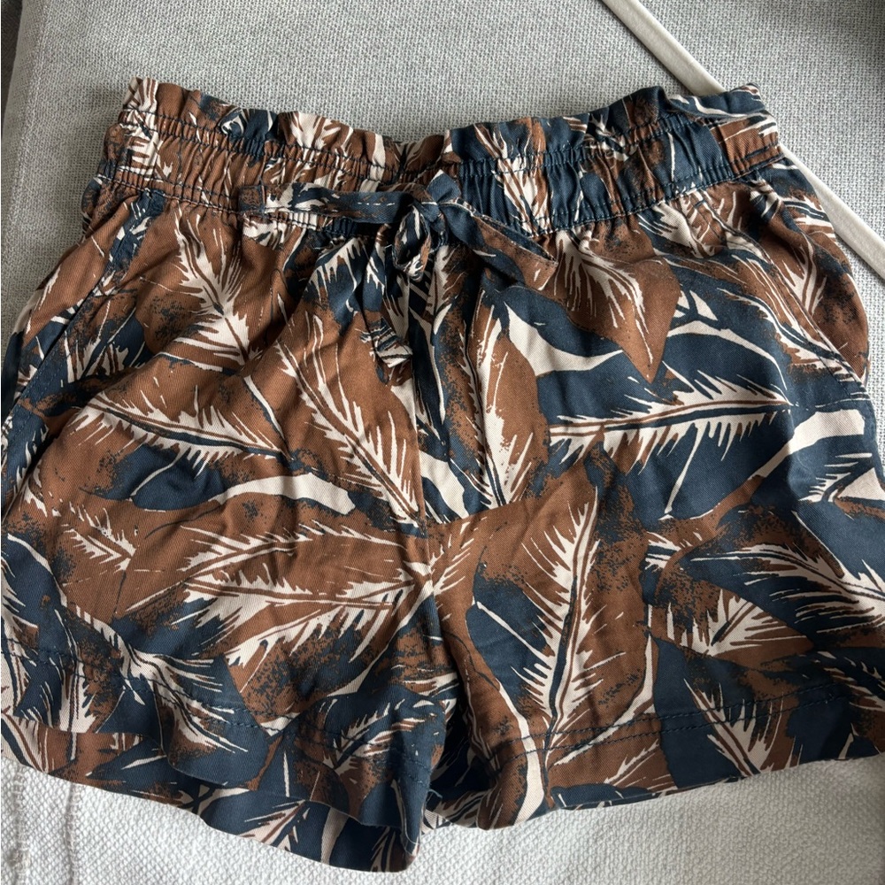 Tropical Leaf Print Women's Shorts
